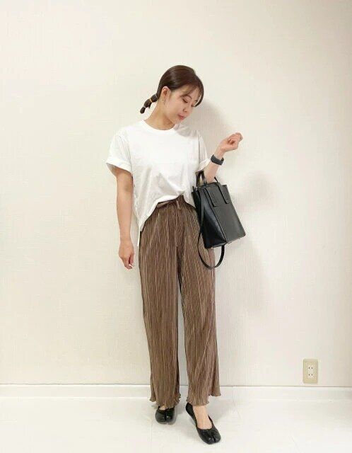 白TとプリーツパンツのOKコーデ