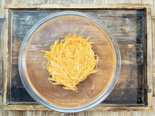 人参を千切りにする