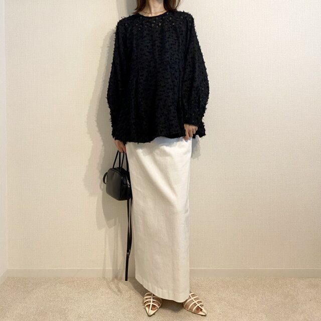 CADUNEジャガードブラウスと白タイトスカートコーデ