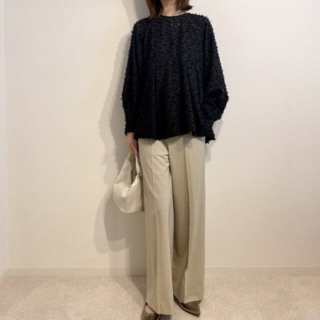 CADUNEジャガードブラウスとワイドパンツコーデ