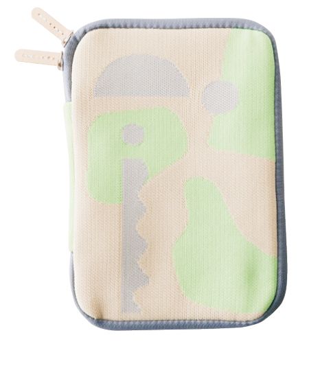 国内生産にこだわるニットブランドのスタイリッシュな「母子手帳ケース」のご紹介【最新号からちょっと見せ】の画像1