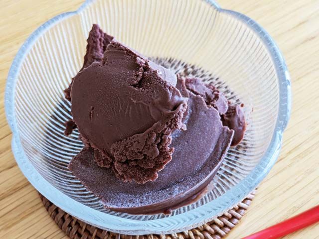 業務スーパー「アサイーバナナブレンド」がガラスの容器に盛られた様子