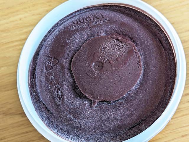 業務スーパー「アサイーバナナブレンド」のフタを開けた様子。ピューレがたっぷり。