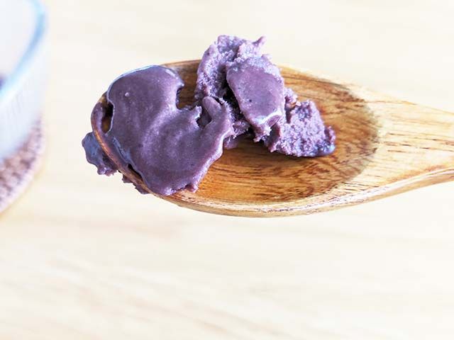 業務スーパー「アサイーバナナブレンド」をスプーンですくっている様子