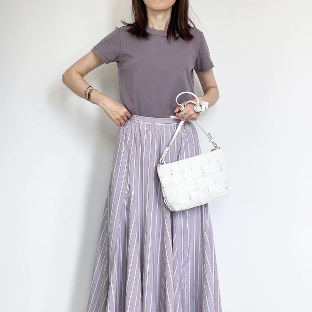 クルーネックTを着用したコーデ