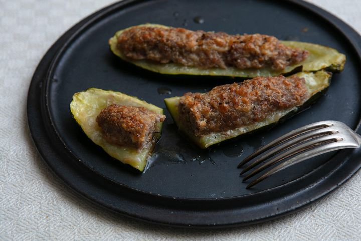 スパイシーサルシッチャでつくる“ズッキーニの詰めもの”