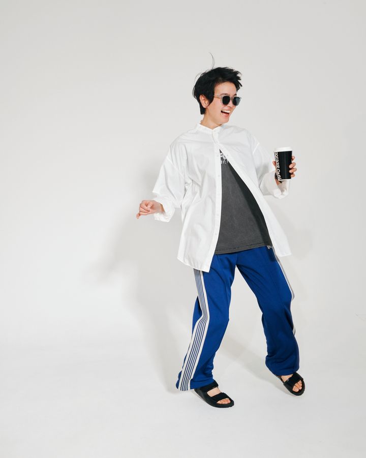 トラックパンツには、きれいめなバンドカラーシャツを合わせておしゃれに着こなす。