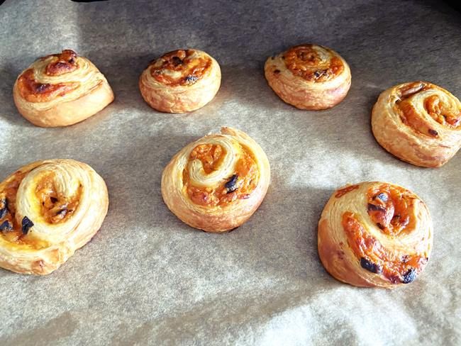 プチパン生地ピザ 調理中
