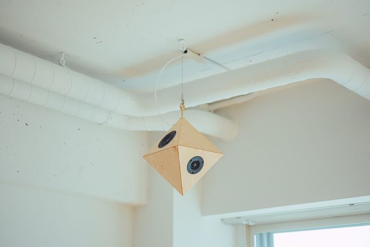 天井から吊るされていたこだわりのスピーカー