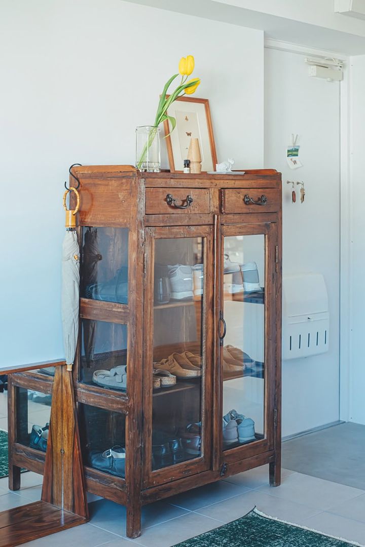 玄関に置かれたお店のディスプレイのような靴箱