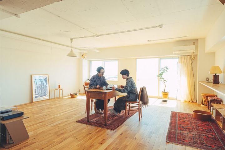 無垢フローリングの中で目立つ赤色のラグ。