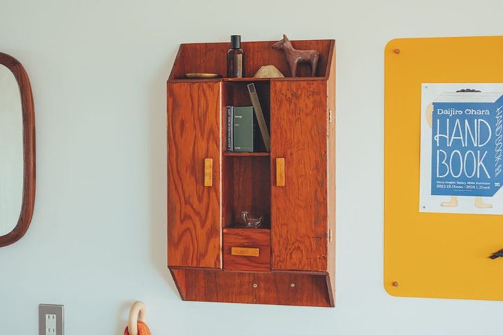 特徴的なデザインの壁掛けシェルフ