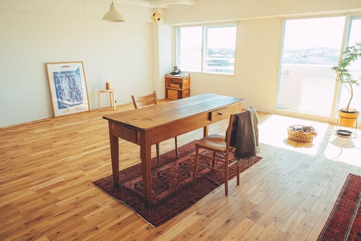 住まいの中心で存在感を示すダイニングテーブル