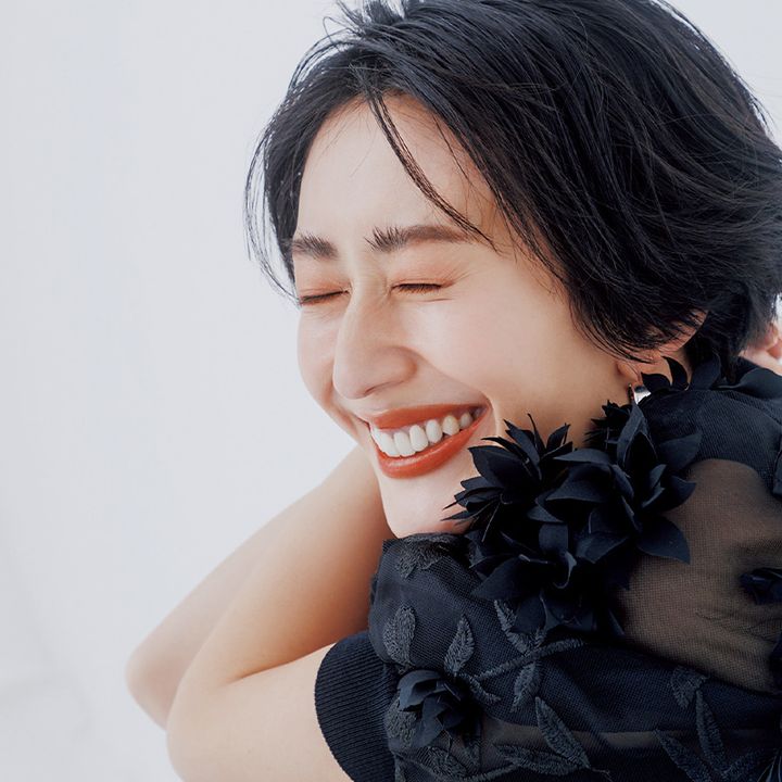 オレンジブラウンのリップ、甘いトップス