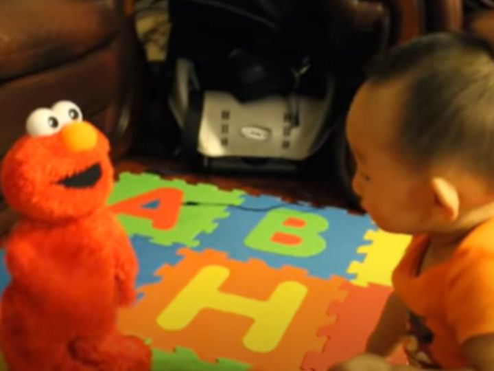 エルモの高笑いが響く中…