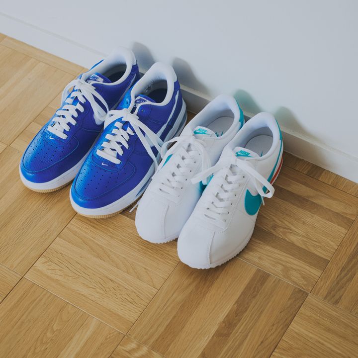 曇り空の日も着こなしは元気に！主張強めな夏色ブルーをスニーカーで思い切りよく取り入れたい【マイスタンダードブック】