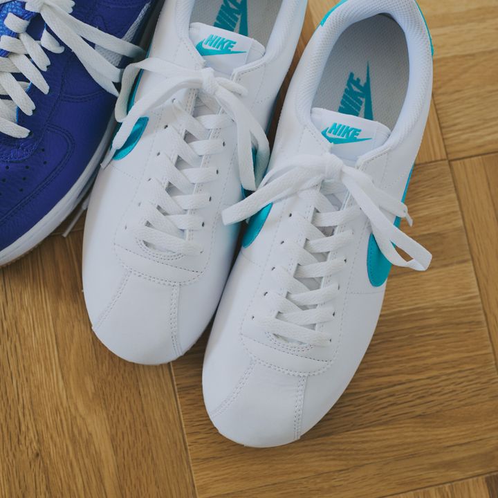 曇り空の日も着こなしは元気に！主張強めな夏色ブルーをスニーカーで思い切りよく取り入れたい【マイスタンダードブック】