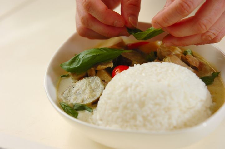 ペーストで簡単本格！鶏肉のタイ風グリーンカレーの作り方4