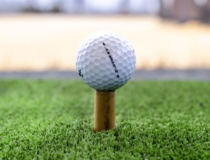 ミスなく寄せるコツは“グリップ”と“番手選び”にあり！「1番手…」とコーチが解説