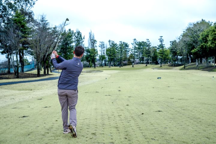 ミスなく寄せるコツは“グリップ”と“番手選び”にあり！「1番手…」とコーチが解説