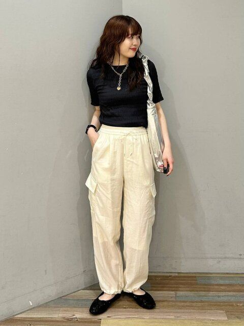 白カーゴパンツのコーデ