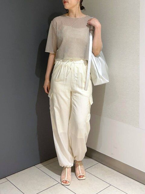 白カーゴパンツのコーデ