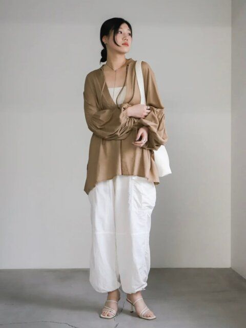 白カーゴパンツのコーデ