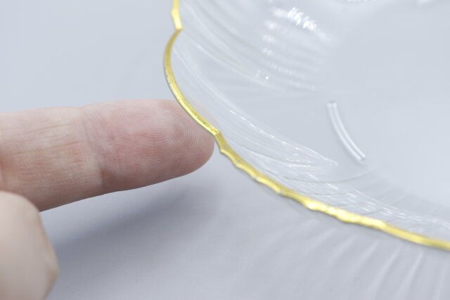 セリアの箔押しラインプレート中クリアのフチのデザイン
