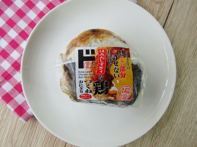 はみだしすぎィな鶏つくねおにぎり