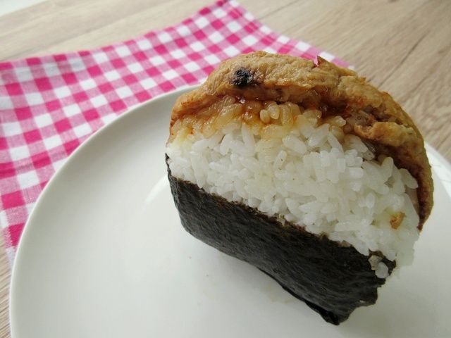 ドンキ「はみだしすぎィな鶏つくねおにぎり」