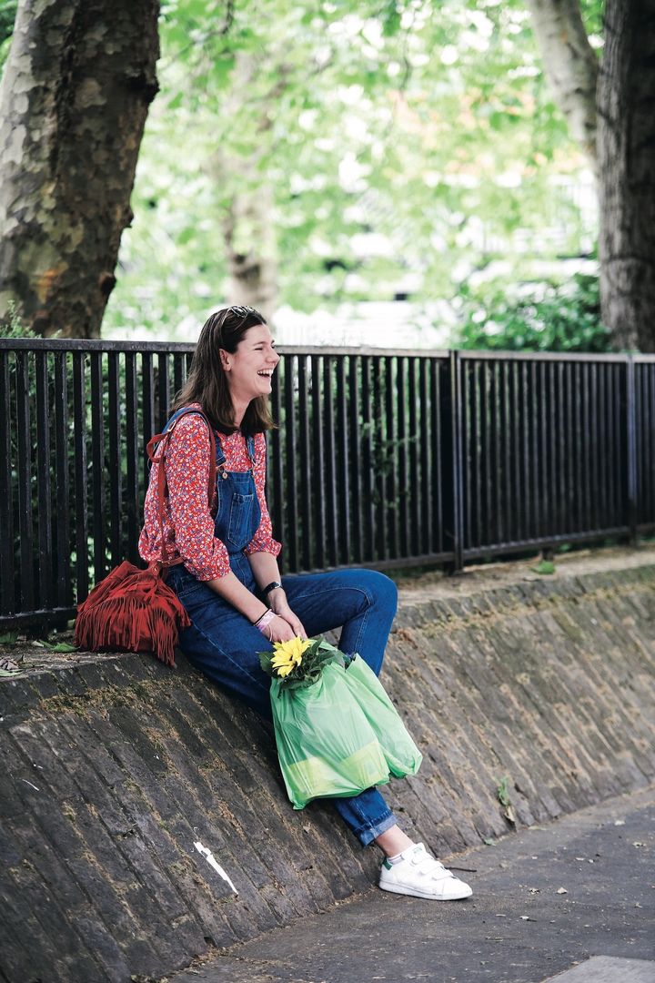 デニムのオールインワンに赤い小花柄のガーリーなシャツを合わせた初夏におすすめのコーデ