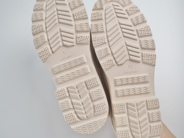 画像1: 滑りにくそうなデコボコアウトソール