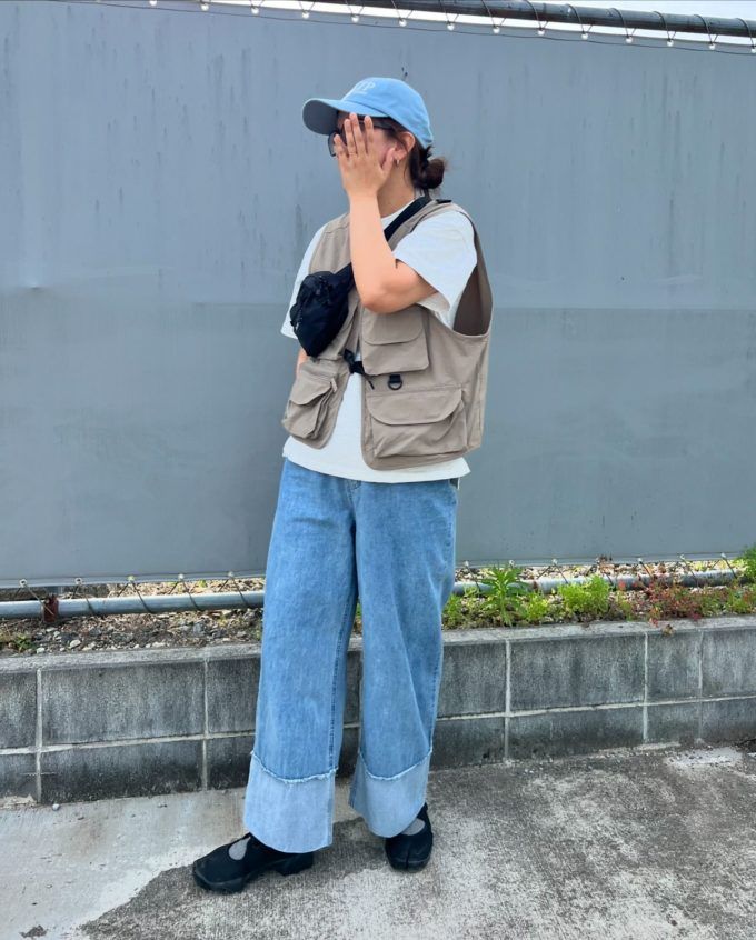 GUメンズのブラウンの「3Dポケットユーティリティベスト」×裾ロールアップワイドデニムパンツ