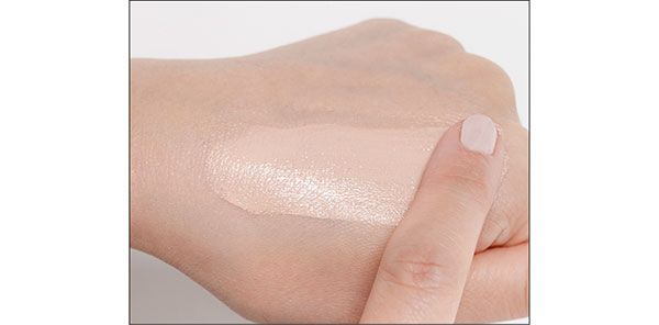 手の甲にファンデをのばす
