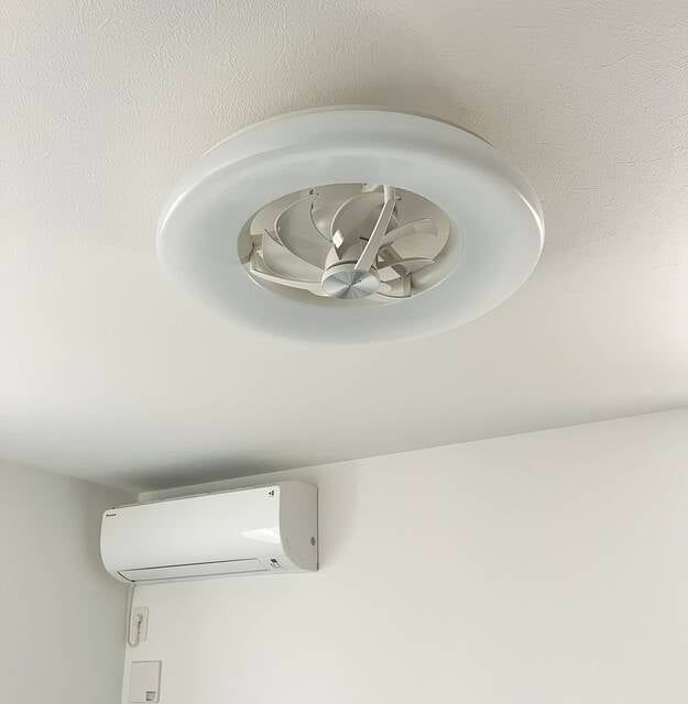 寝室に設置しているシーリングファンライト
