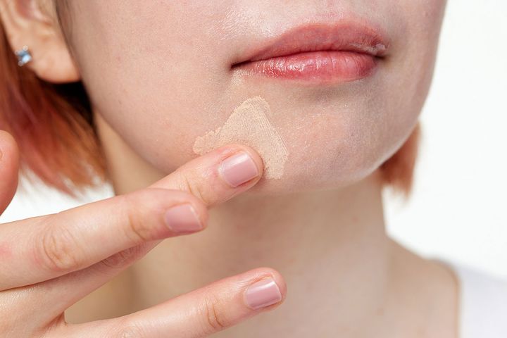 ２. ファンデーションを上から塗る