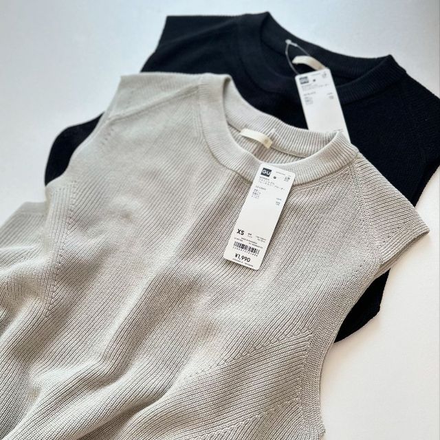 グレーと黒のGUのウォッシャブルフレンチスリーブセーター