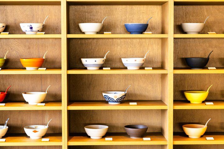 バリエーション豊富な有田焼と焼きたてパンが楽しめる「MARUBUN SHOP & BAKERY CAFE」