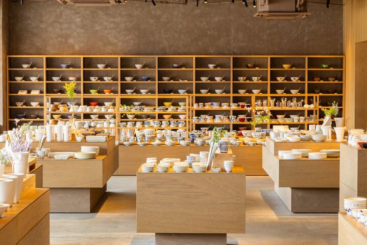 バリエーション豊富な有田焼と焼きたてパンが楽しめる「MARUBUN SHOP & BAKERY CAFE」