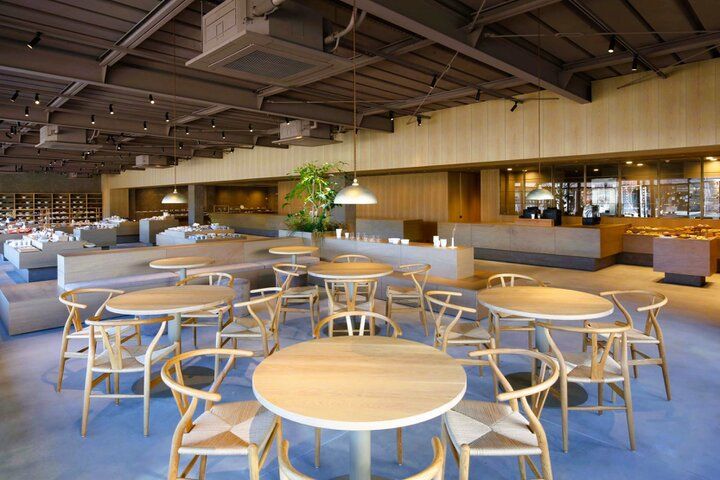 バリエーション豊富な有田焼と焼きたてパンが楽しめる「MARUBUN SHOP & BAKERY CAFE」