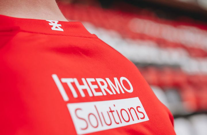 CLでも着用！トゥウェンテが2024-25新ユニフォームを発表 袖を“原点の色”で彩る