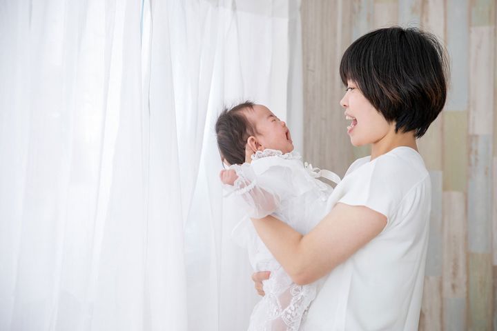 赤ちゃんを抱く母親のイメージ