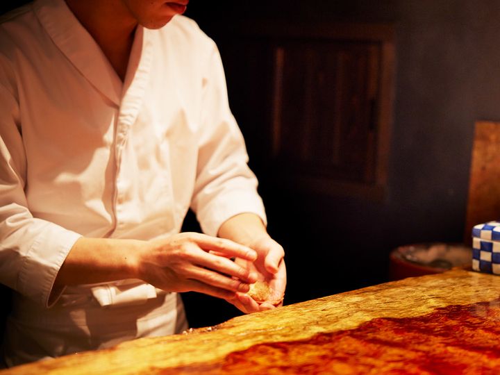 不動前『鮨 りんだ』の個室専用の握り手