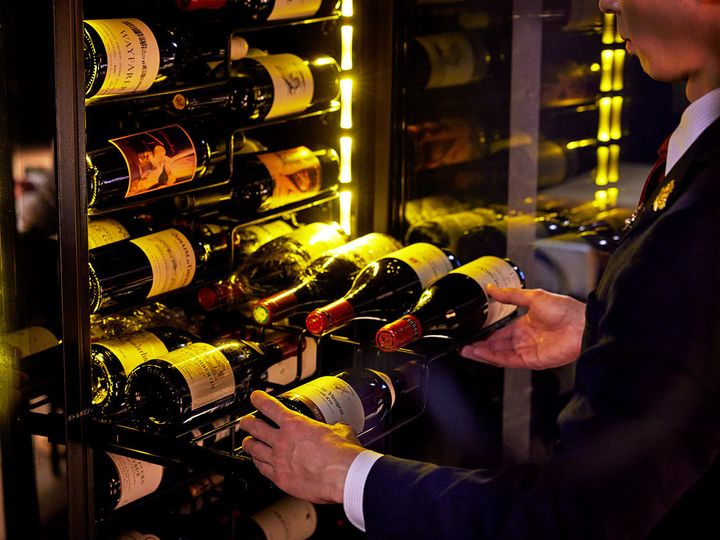 銀座『WineBar Pluribus』のワインセラー