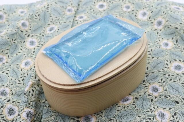 ダイソーの消臭剤入 切って使える保冷剤で弁当箱を冷やす