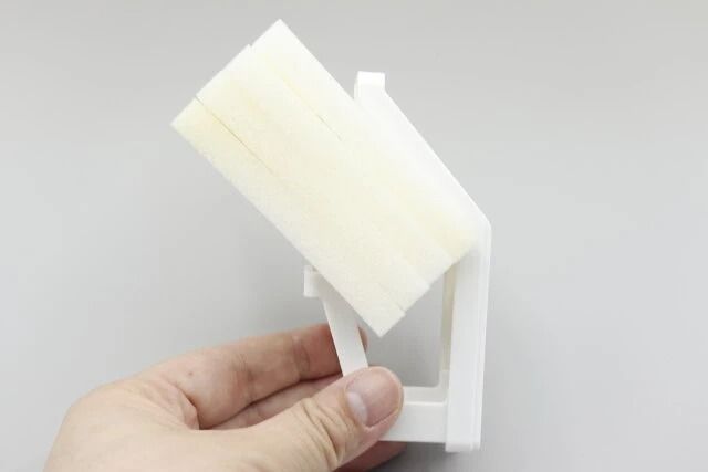 ダイソーのタテ・ヨコ スポンジホルダーにスポンジを収納