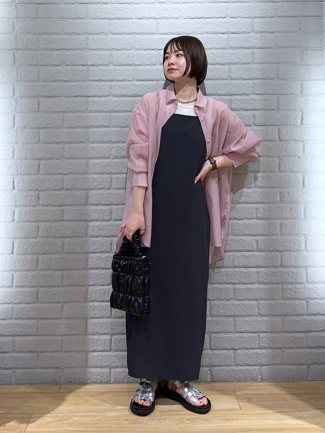 黒キャミワンピース×カラーシャツコーデ