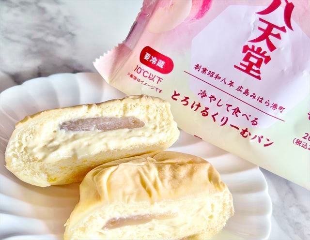 冷やして食べるとろけるくりーむパン 福島県産もも パッケージとお皿にのせたパン