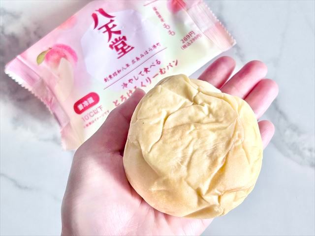 「冷やして食べるとろけるくりーむパン 福島県産もも」パッケージとパン