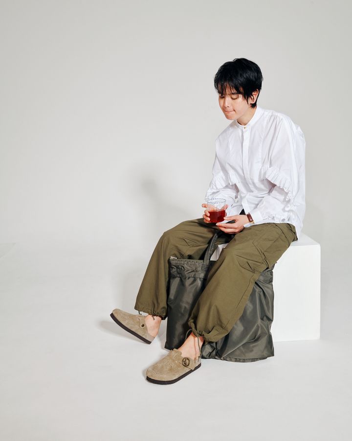 ダイナミックなフリルシャツ×辛めカーゴパンツが大人カジュアルのGOODバランス